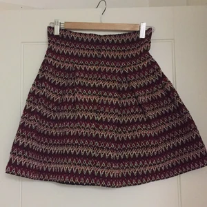  - Kort kjol med högmidja med resår.