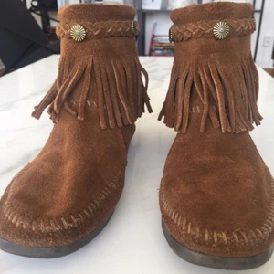  - Mockasiner med högt skaft och fransar. I fint skick och endast använda ett fåtal gånger. Köparen står för eventuell frakt.