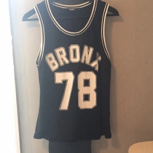  - "Nätigt" svart linne i storlek S. Pris exklusive frakt. 