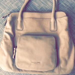  - NU 750kr (-200kr)  Ilse Jacobsen. Beige rymlig handväska i äkta skinn.  Aldrig använd.  950kr + ev. Frakt