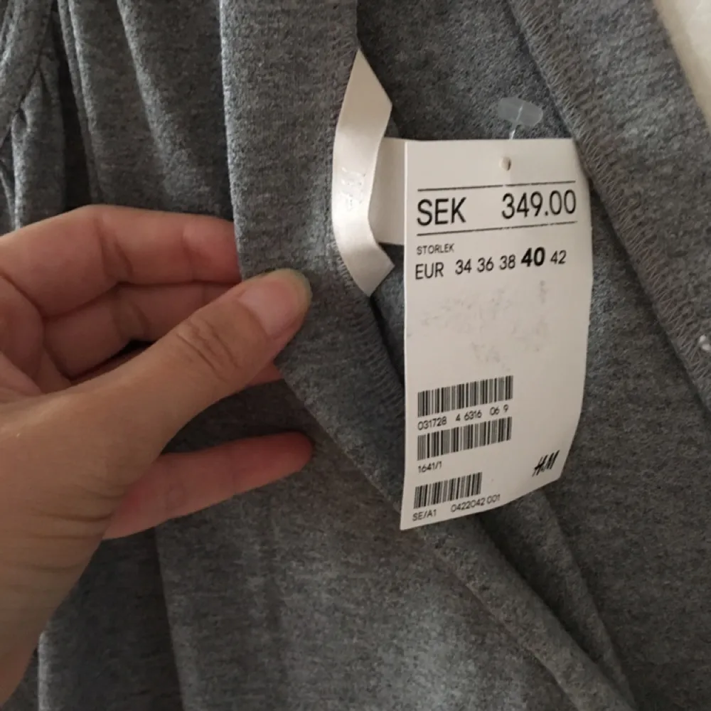 H&M Trend klänning oanvänd med prislappen kvar( nypris 349kr) i stl 40 men passar mindre storlekar pga modellen som är oversize.  Går till halva vaden på mig som är 170 lång. . Klänningar.