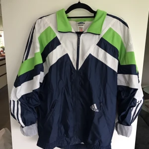  - Haken på dragkedjan på ena fickan har lossnat men kedjan fungerar fortfarande! Frakt ca 40kr