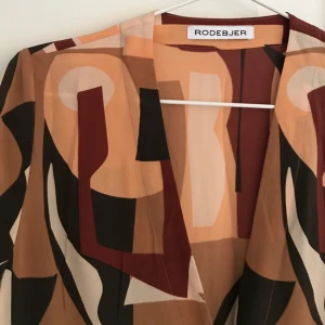  - Rodebjer blus med knäppning och kort ärm. Aldrig använd. Möts upp i Sthlm eller fraktar mot fraktkostnad.