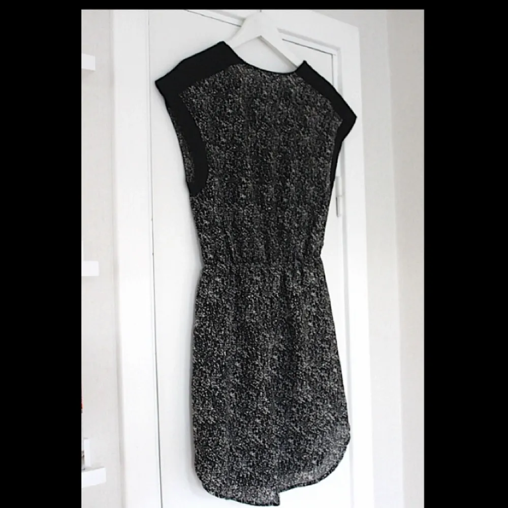 Snygg svartvit mönstrad klänning från H&M. Använd 1 gång, precis som ny! . Klänningar.