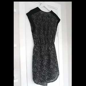 Snygg svartvit mönstrad klänning från H&M. Använd 1 gång, precis som ny! 