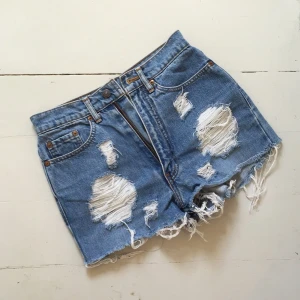  - Mörka shorts med slitningar. Passar strl XS! Köparen står för frakten 🌸