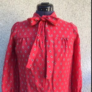  - Gullig vintageklänning från 50-talet. Modellen är knälång. Lite sömsläpp i fodret men inget man märker utifrån därav det billiga priset. Annars mycket fräsch med originalknappar. 