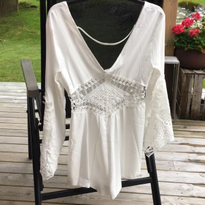  - Vit playsuit. Aldrig använd! Jättefin och somrig!