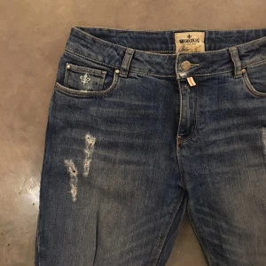  - Morris Lady Jeans storlek 27. Mycket fint skick då de endast är använda några få gånger. De kan antingen sitta lite som high waist eller liknande boyfriendjeans runt höfterna. Annars tighta neråt. Härlig färg och grymt sköna jeans i god kvalité! 
