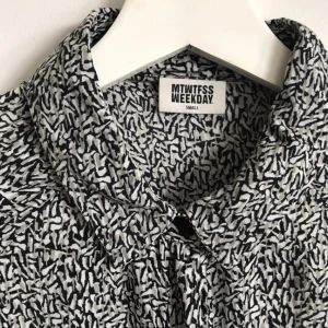  - Såå skön skjorta från Weekday. I mjukt material. 