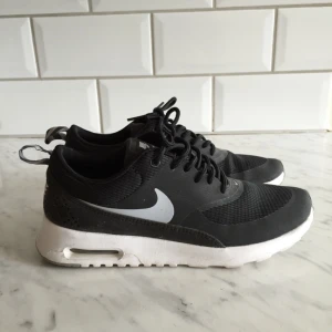 - Nike Air Max Thea (woman) i storlek 36.5. Använda ca 15 gånger inomhus, säljes pågrund av fel storlek. Nypris 1199. Kan mötas upp i Stockholm, annars tillkommer frakt.