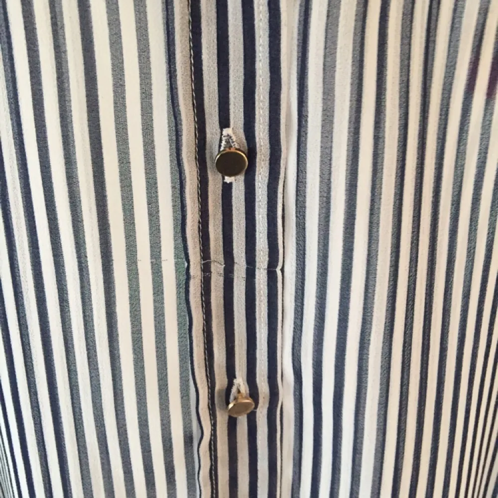 Skjorta i tunt tyg från Zara. Randig i blått och vitt. En liten reva på framsidan som knappt syns. . Skjortor.