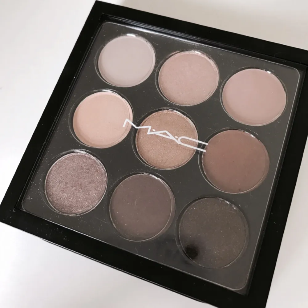 Helt ny Mac palette i färgen Amber times nine. Endast 3 av färgerna är swatchade på handen, annars är alla andra färger orörda. Nypris 435kr. Övrigt.