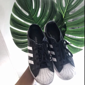  - Svarta/vita sneakers från Adidas i strl 37. Originalpris 999kr (det går att tvätta och få helt vita)
