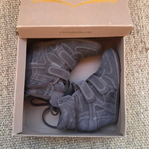  - Sneakers med klack från ASH  Helt oanvända, bara legat i kartong.  Nypris 1799:-  Mitt pris 250:- 