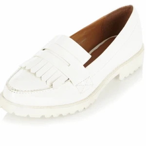  - Fina blanka loafers från River Island. Sparsamt använda.