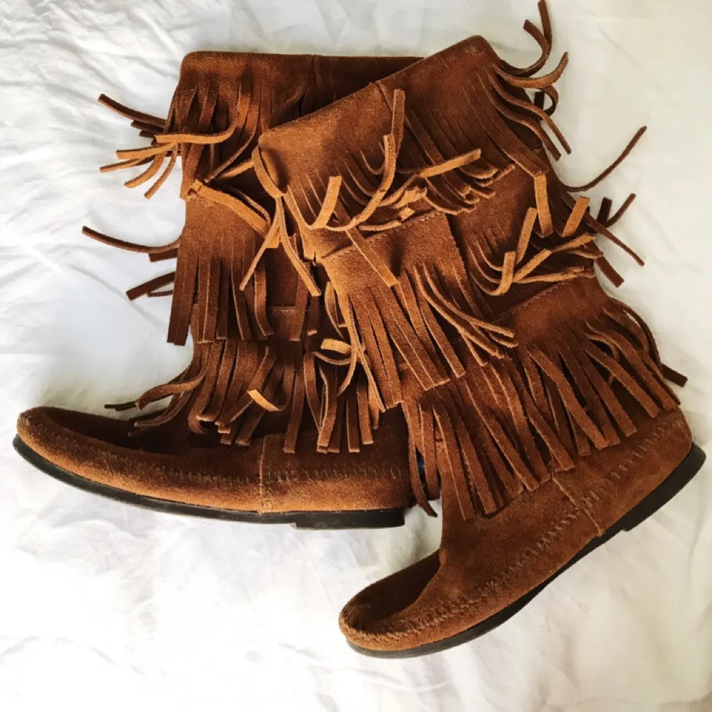 Bruna äkta Minnetonka-boots i mocka inköpta i New York. Knappt använda pga för små för mig!. Skor.