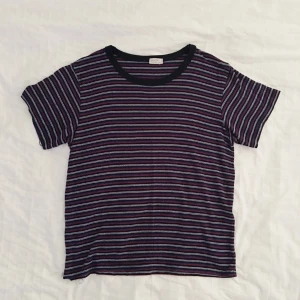  - BRANDY MELVILLE T-SHIRT ✨ supermjuk basic T-shirt, köpt som one size men skulle säga att den är en S. Croppad top som passar till allt. Använd men i gott skick! 