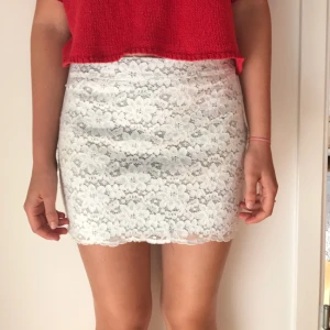  - Vit spets kjol med grå fordring i storlek S Abercrombie & Fitch Betalning sker via swish  Köparen står för frakt