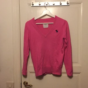  - Rosa V-ringad tröja från Abercrombie i storlek S.