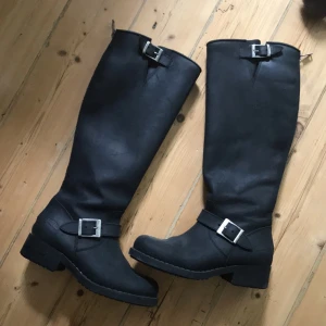  - Johnny Bulls i nyskick. Säljes då jag har ett par typ likadana. Storlek 38. Frakt 99 kr eller hämtas i Gbg. 