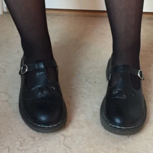  - Söta svarta Doc martens liknande skor, fint skick. Frakt 69kr 