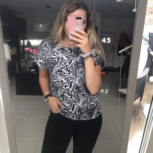  - Zebra mönstrad t-shirt från lager 157 i väldigt bra skick. Köparen står för fraktkostnaden💕