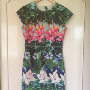  - Klänning i scubatyg från H&M