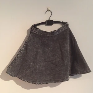  - Jeanskjol från missguided. Knapp och dragkedja i sidan. Använd två gånger. Skickas mot frakt alternativt hämtas upp i Stockholm 