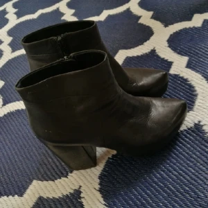  - Svart klackar i läder från Vagabond. Sköna att gå i!