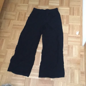  - Svarta vida byxor från Bikbok, säljer massa billiga kläder pga flytt