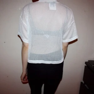  - Vit nättopp från BikBok. Storlek small. Broderad blomma på. Fungerar bra att ha bh under då blomman är ivägen :) Lapp kvar. Nypris 199:-  Frakt kostar 30kr. Samfraktar. Kan mötas upp, använder helst swish.