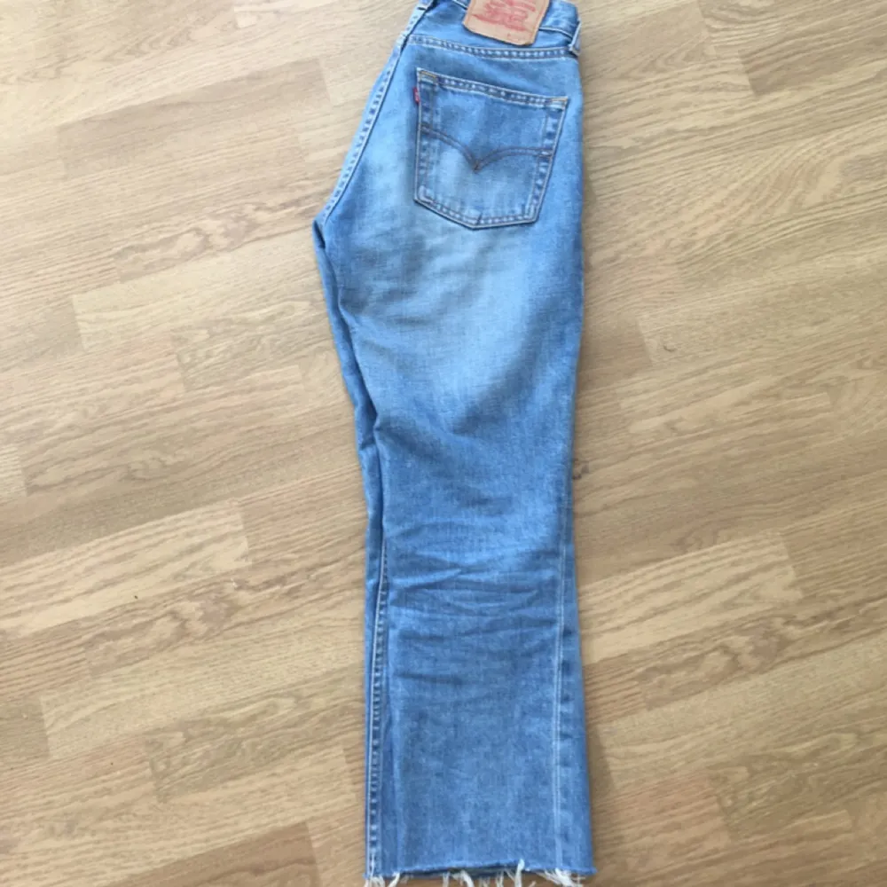 Fina levisjeans i Strl 29/30, små i storleken så de är tyvärr lite tighta på mig (har i vanliga fall 28-29) men kan vara väldigt fina i lite lösare fit på någon i en storlek mindre (typ 27ish).. Jeans & Byxor.