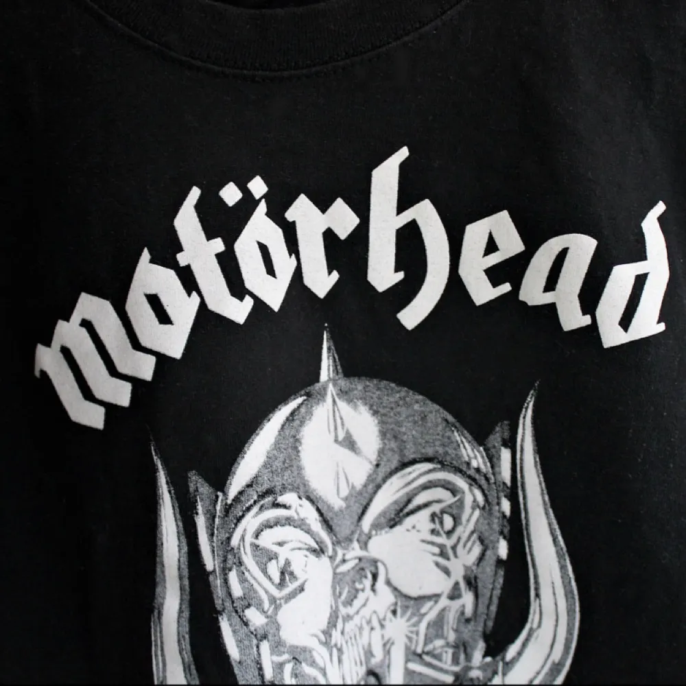 Sprillans ny Motörhead-tisha från Fruit of the Loom i skön och hållbar kvalitet. 100 % bomull. . T-shirts.