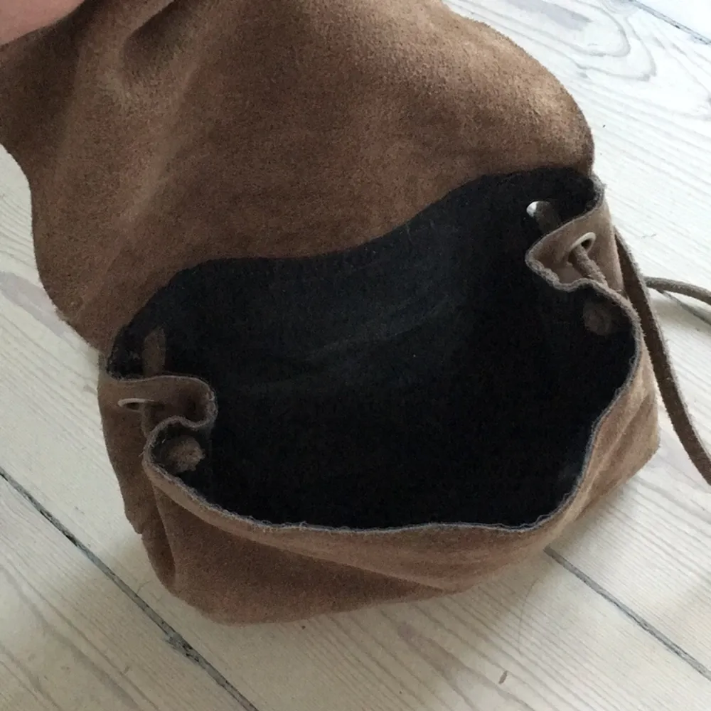 Liten söt väska i mocka-imitation från brandy Melville  Köparen står för frakten! :). Väskor.