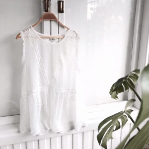  - Supersöt vit blus i tyll. Aldrig använd, i perfekt skick.