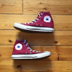 - Vinröda converse. Storlek "5"