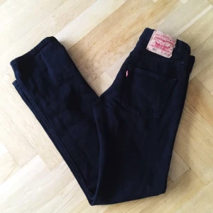  - Levis 501, köpta nya och sparsamt använda. Liten i storlek så passar bäst nån som har 26 i midjan! 