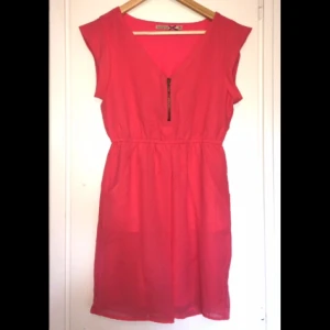  - Rosa klänning storlek XS men skulle säga att den passar lika bra till en S aldrig använd endast provad. Priset kan diskuteras, jag kan frakta om köparen står för frakten 