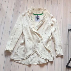  - Vit mysig stickad tröja från Bondelid, supergosig 💕 köparen står för frakten 