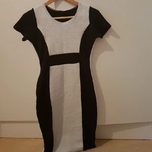  - Bodycon klänning köpt i London, Lite stretch. Aldrig använd säljes pga viktnedgång. 