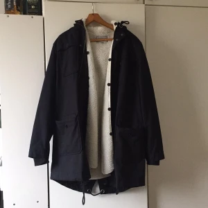  - Svart WESC Parka, i princip oanvänd. Väldigt praktiskt, kommer med foder man kan ta av/på kan användas året runt. 