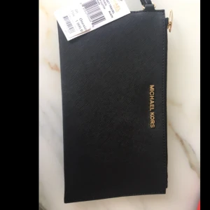  - Michel kors jet set travel clutch! Helt ny köpt på nk! Prislappen kvar! 