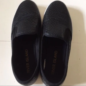  - Slip on skor som jag har köpt här på Plick men som tyvärr inte passade mig!  Frakt ingår i priset  Betalning via Swish