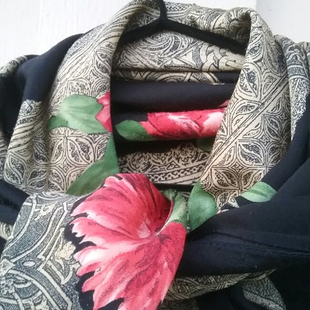 🌹🌺 Vintage scarf med blommotiv 🌹🌺 med en liten skavank, skickar bild om behövs!. Accessoarer.