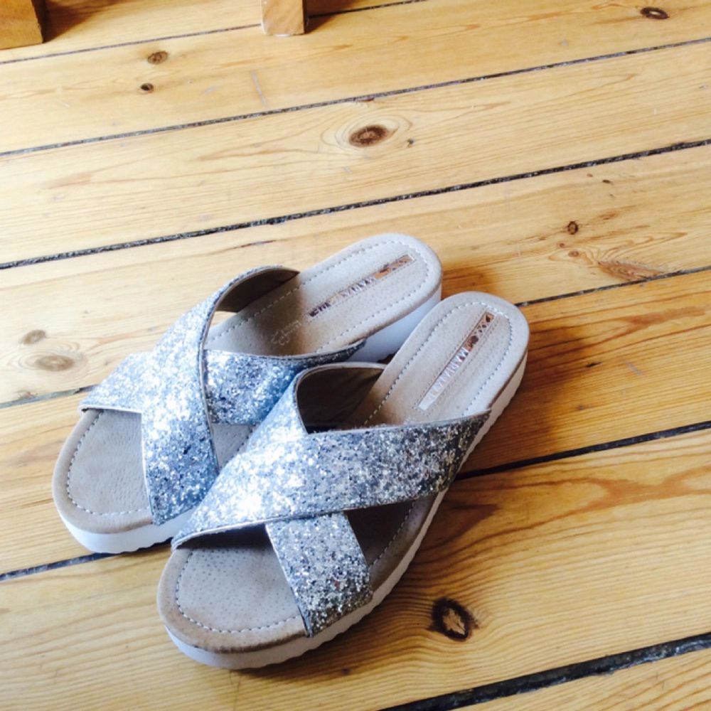 Helt nyköpta sandaler från Mykonos, använda endast en gång. . Skor.