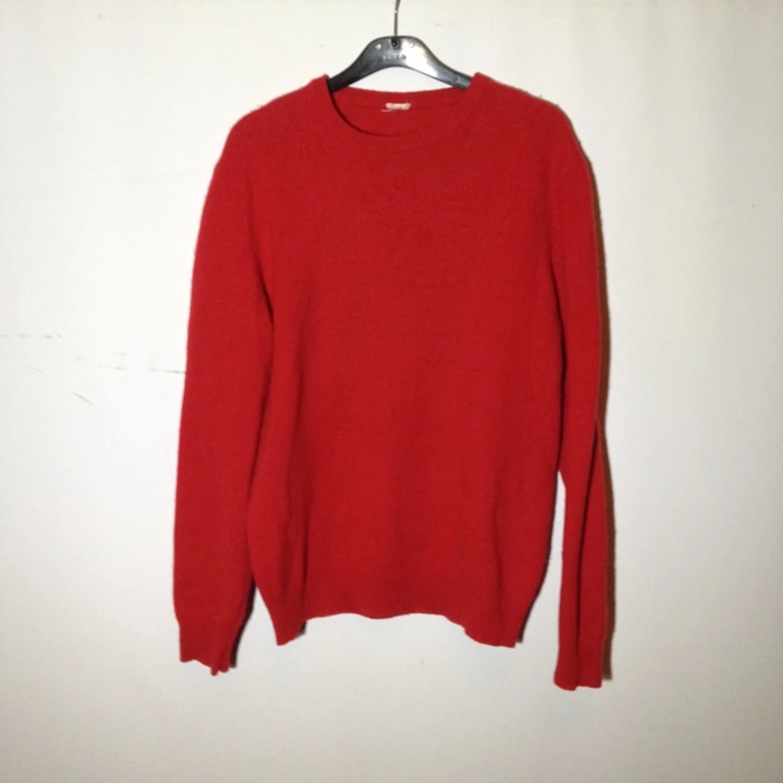 Röd stickad tröja, rätt så nopprig men schysst