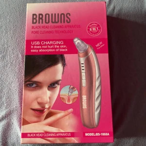 Browns blackhead cleaning apparatus - Säljer denna blackhead pore remover. Aldrig använd men köptes för ett tag sedan och den fungerar som den ska, men tyvärr så finns det ingen laddare utan man måste ladda med en samsung laddare. För mer information skriv PM