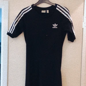 Adidas klänning - Går strax nedanför knäna. Fint skick och sitter jättefint på!