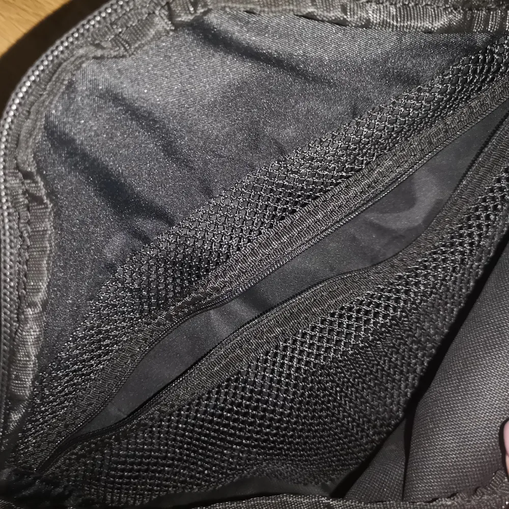 Nike väska, bumbag. Hade den på lollapalooza det är inte riktigt min stil och använder ändå bara ryggsäck. Men det är perfekt i storlek. Den ser ny ut. . Väskor.